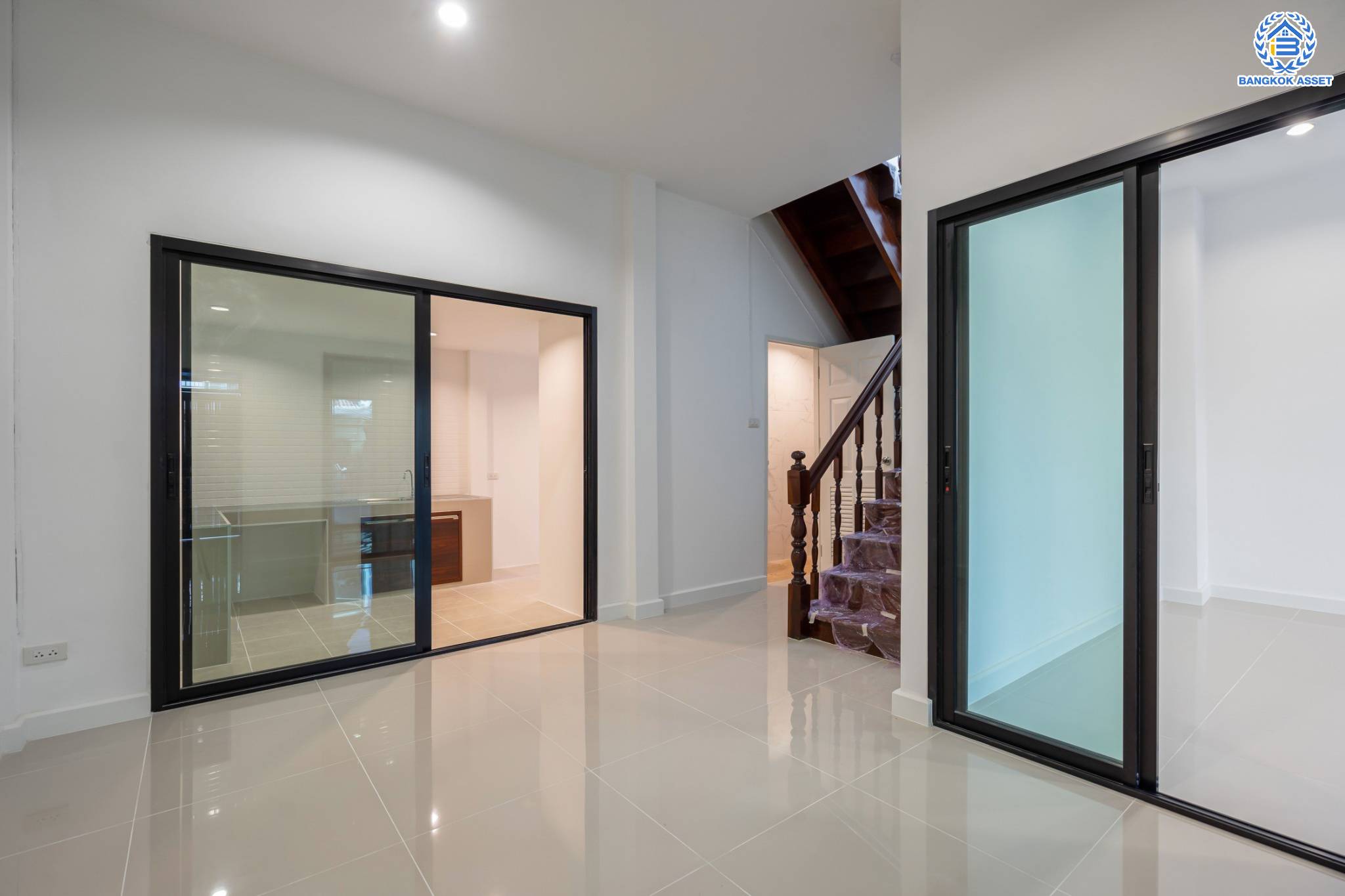 บ้านมือสองตกแต่งใหม่ ม.ซื่อตรง รัตนาธิเบศร์ หลังมุม หน้าโครงการติดรถไฟฟ้า "สถานีไทรม้า"!! เนื้อที่ 34 ตร.ว. ฟังก์ชัน 3 ห้องนอน 3 ห้องน้ำ 1 ห้องอเนกประสงค์ 1 ที่จอดรถ เชื่อมต่อได้หลายเส้นทาง ใกล้ เซ็นทรัลรัตนาธิเบศร์ และทางด่วน "งามวงศ์วาน"